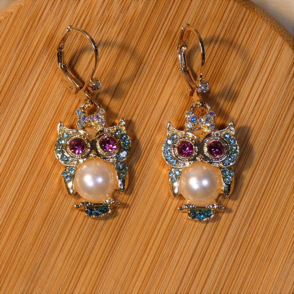 Pretty, cute and clever sparkling owl w/pearl and rhinestones gold tone 1" long